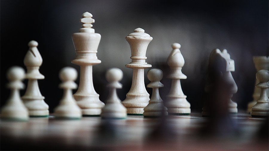 Шахматная доска с фигурами, игровая ситуация, ключевые слова: шахматы, игра